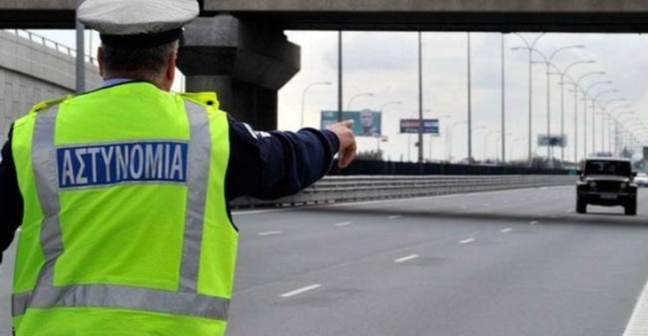 Τον σταμάτησαν και βρήκαν στο όχημα του παράνομα καπνικά προϊόντα Τον σταμάτησαν και βρήκαν στο όχημα του παράνομα καπνικά προϊόντα