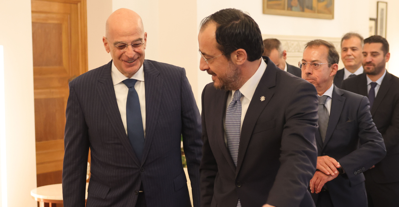 Χριστοδουλίδης και Δένδιας σε κρίσιμο τετ α τετ γι
