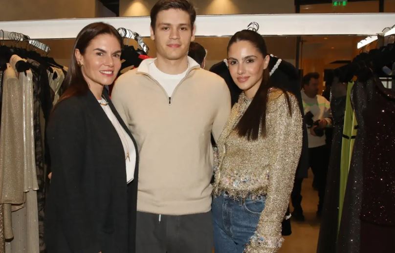 &Alpha;&lambda;&epsilon;&xi;ά&nu;&delta;&rho;&alpha; &Nu;ί&kappa;&alpha;: &Omicron; &alpha;&delta;&epsilon;&lambda;&phi;ό&sigmaf; &tau;&eta;&sigmaf;, &Pi;&alpha;&nu;&alpha;&gamma;&iota;ώ&tau;&eta;&sigmaf; &mu;&alpha;&theta;&alpha;ί&nu;&epsilon;&iota; &kappa;&iota;&theta;ά&rho;&alpha; &sigma;&tau;&omicron;&nu; &gamma;&iota;&omicron; &tau;&eta;&sigmaf;, &Beta;&alpha;&sigma;ί&lambda;&eta; &ndash; &Phi;&omega;&tau;&omicron;&gamma;&rho;&alpha;&phi;ί&epsilon;&sigmaf;