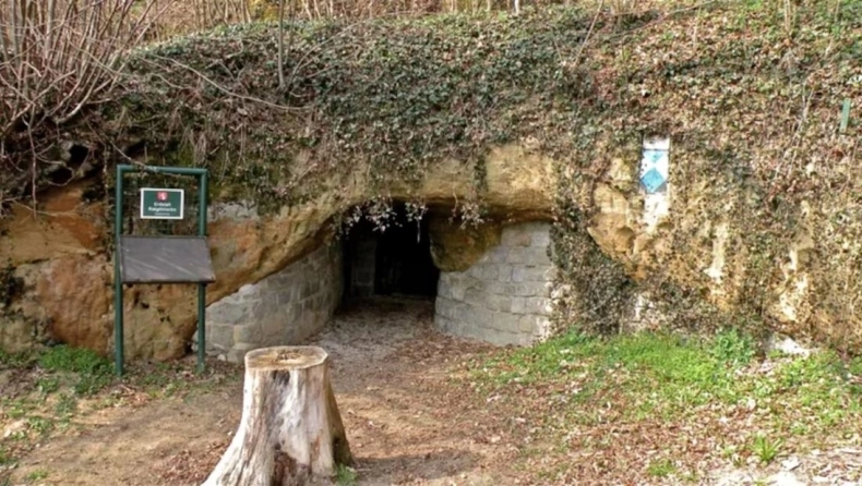 &Mu;&upsilon;&sigma;&tau;ή&rho;&iota;&omicron; &mu;&epsilon; &tau;&eta; &mu;&epsilon;&sigma;&alpha;&iota;&omega;&nu;&iota;&kappa;ή &sigma;ή&rho;&alpha;&gamma;&gamma;&alpha; &pi;&omicron;&upsilon; &beta;&rho;έ&theta;&eta;&kappa;&epsilon; &sigma;&tau;&eta; &Gamma;&epsilon;&rho;&mu;&alpha;&nu;ί&alpha;: &Kappa;&alpha;&nu;&epsilon;ί&sigmaf; &delta;&epsilon; &gamma;&nu;&omega;&rho;ί&zeta;&epsilon;&iota; &gamma;&iota;&alpha;&tau;ί &phi;&tau;&iota;ά&chi;&tau;&eta;&kappa;&epsilon;