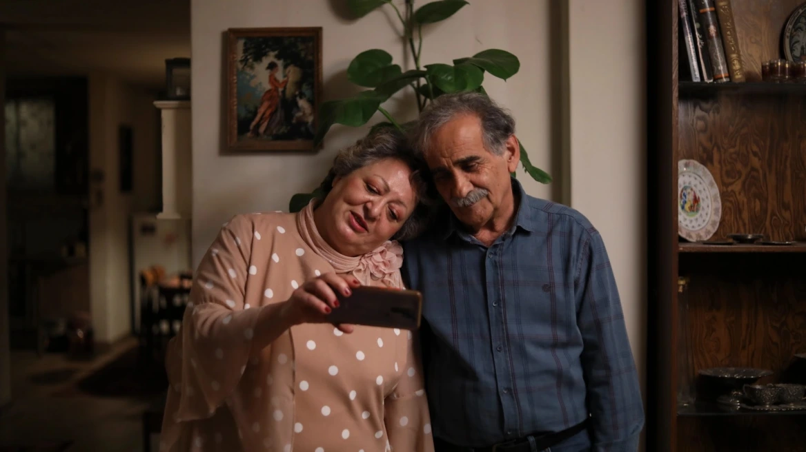 Ποινή φυλάκισης σε σκηνοθέτες ιρανικής ταινίας γιατί εμφάνισαν γυναίκες χωρίς μαντίλα Ποινή φυλάκισης σε σκηνοθέτες ιρανικής ταινίας γιατί εμφάνισαν γυναίκες χωρίς μαντίλα