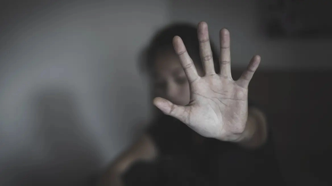 Πατέρας χτύπησε με γροθιά την κόρη του στον Βόλο γιατί είχε βγει… κρυφά από το σπίτι