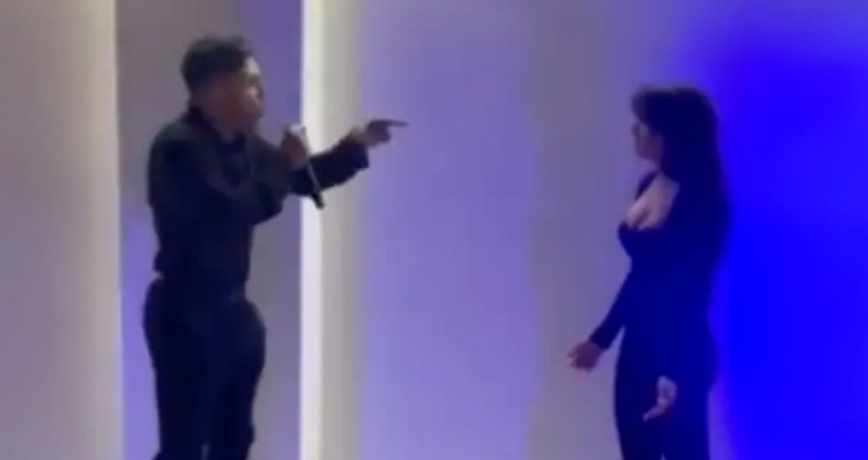 VIDEO: Άντρας ξεμπρόστιασε τη σύζυγό του στο πάρτι γενεθλίων του επειδή τον απατούσε