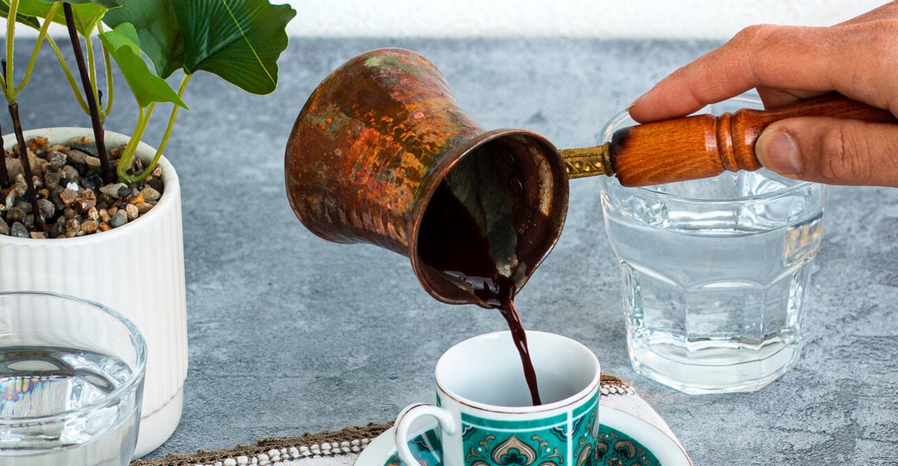 Viral φωτογραφία από καφενείο σκόρπισε χαμόγελα – «Κυπριακός συν… δάχτυλο»