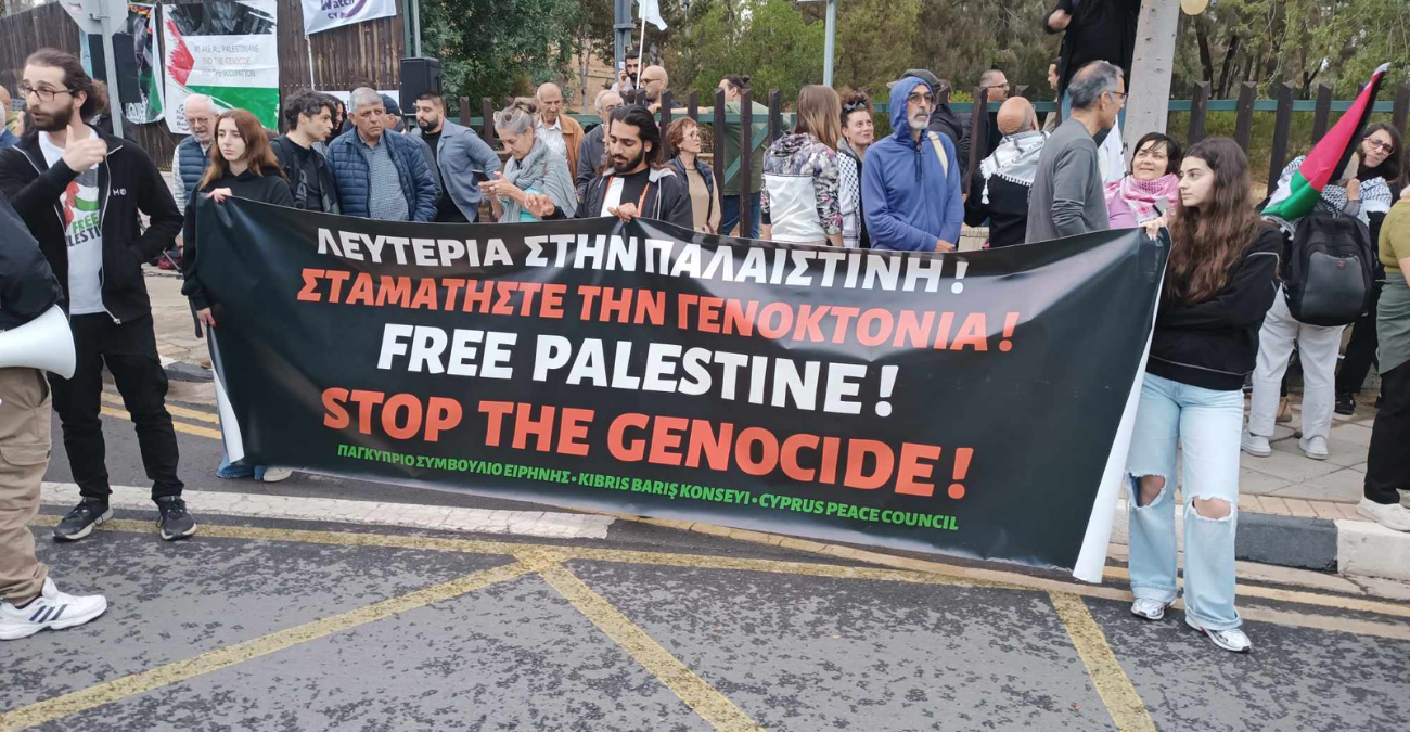 Με πανό φωνάζουν «Λευτεριά στην Παλαιστίνη»