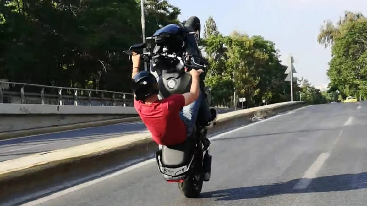 Νεαρός παίζει τη ζωή του κορώνα γράμματα με σούζες και ελιγμούς στους δρόμους της Αθήνας για τα likes στα social media Νεαρός παίζει τη ζωή του κορώνα γράμματα με σούζες και ελιγμούς στους δρόμους της Αθήνας για τα likes στα social media