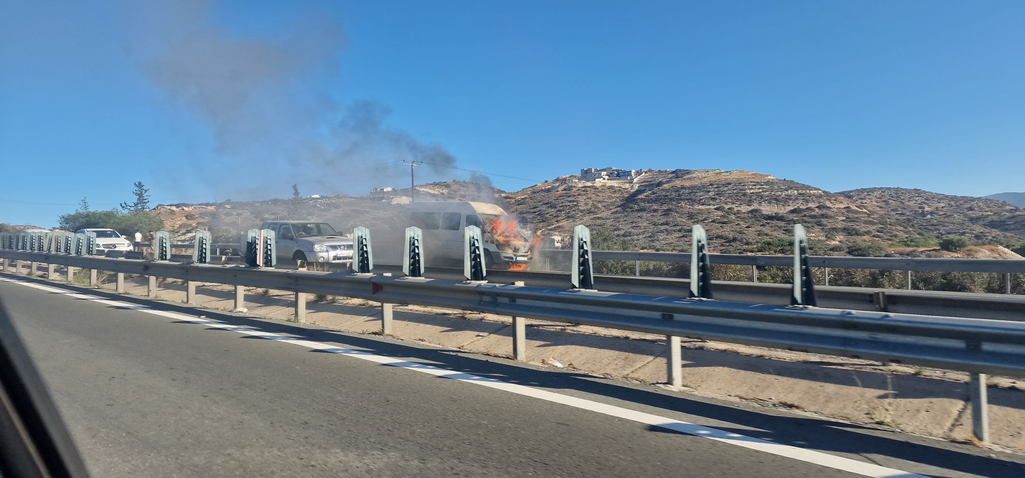 Φωτιά σε όχημα: Δόθηκε στην κυκλοφορία ο αυτοκινητόδρομος – Ποια η κατάσταση της υγείας των επιβαινόντων