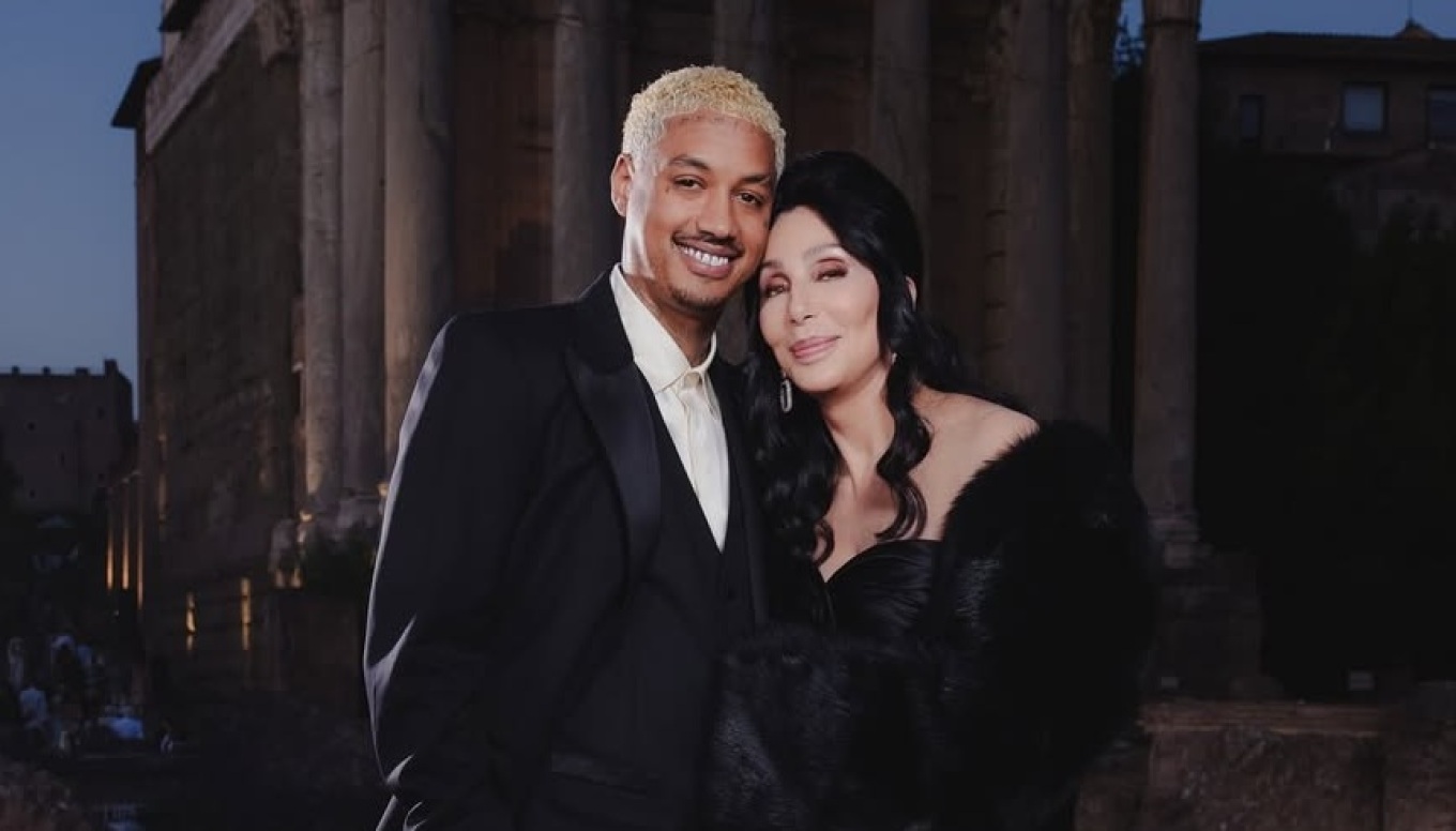 Έτοιμη να παντρευτεί ξανά η 79χρονη Σερ; Φήμες ότι ετοιμάζεται για γάμο με τον 39χρονο σύντροφό της