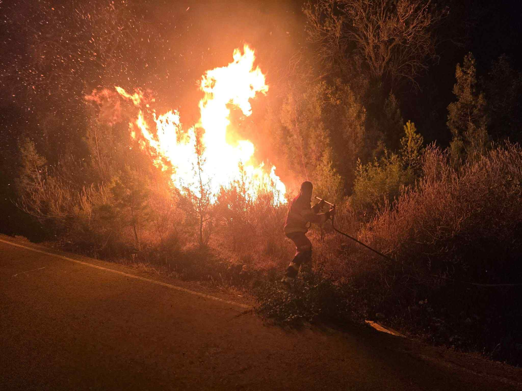 Έφτασε σε Κυβίδες και Σούνι η πυρκαγιά στη Λεμεσό