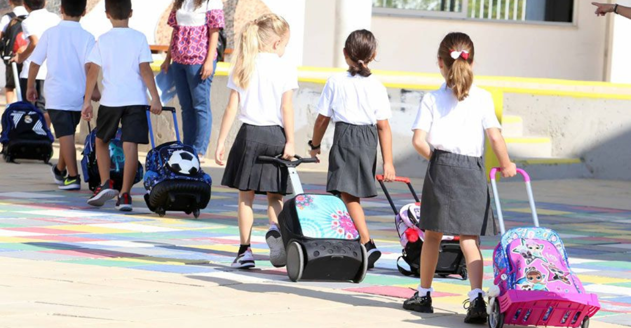 Στη Βουλή το ζήτημα επιτήρησης μαθητών μετά τις 13:05 – «Καμία ανοχή σε κίνδυνο για τα παιδιά»