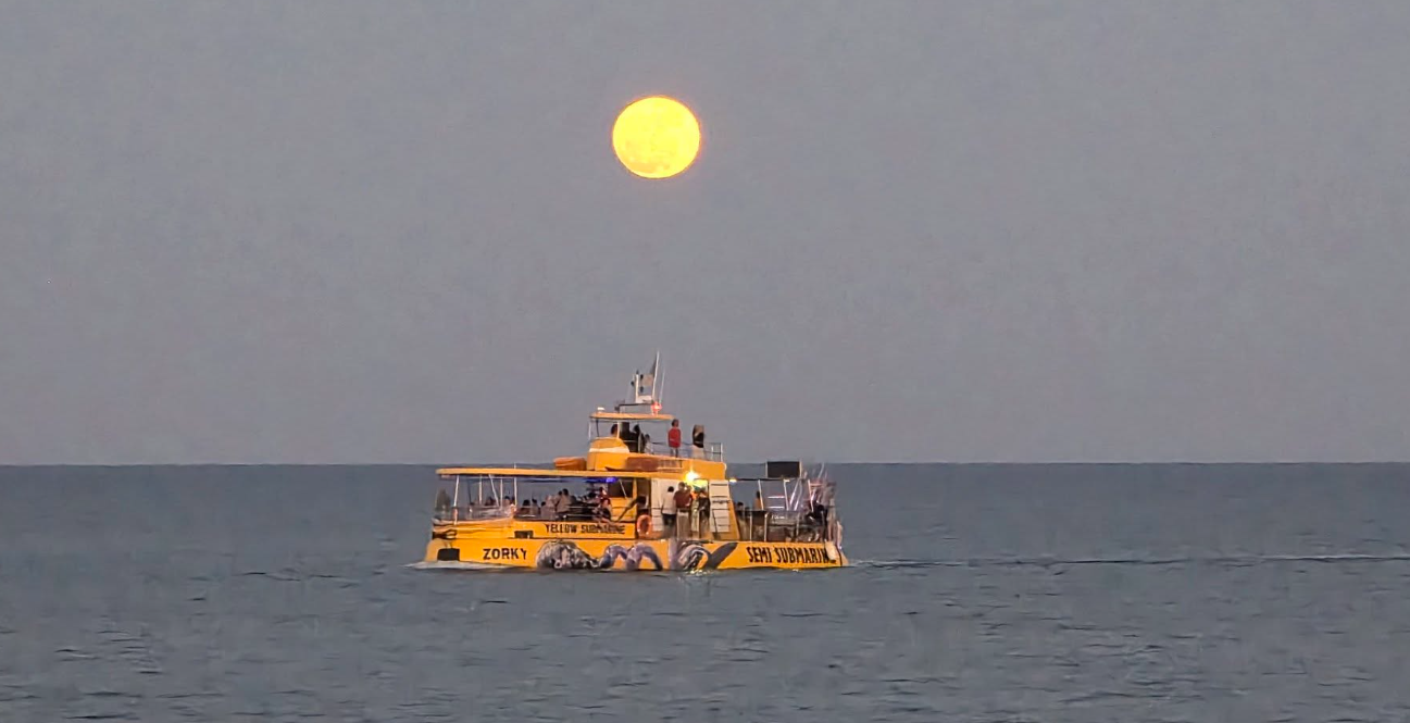 &Omicron;&upsilon;&rho;&alpha;&nu;ό&sigmaf; &sigma;&epsilon;... ά&nu;&theta;&eta;&sigma;&eta;: &Eta; &Pi;&alpha;&nu;&sigma;έ&lambda;&eta;&nu;&omicron;&sigmaf; &laquo;Flower Moon&raquo; &mu;ά&gamma;&epsilon;&psi;&epsilon; &tau;&omicron;&upsilon;&sigmaf; &pi;&omicron;&lambda;ί&tau;&epsilon;&sigmaf; - &Delta;&epsilon;ί&tau;&epsilon; &epsilon;&nu;&tau;&upsilon;&pi;&omega;&sigma;&iota;&alpha;&kappa;έ&sigmaf; &phi;&omega;&tau;&omicron;&gamma;&rho;&alpha;&phi;ί&epsilon;&sigmaf;
