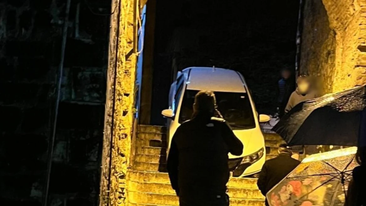 Αυτοκίνητο σφήνωσε στα σκαλιά πύλης του Κάστρου των Ιωαννίνων - Δείτε φωτογραφίες