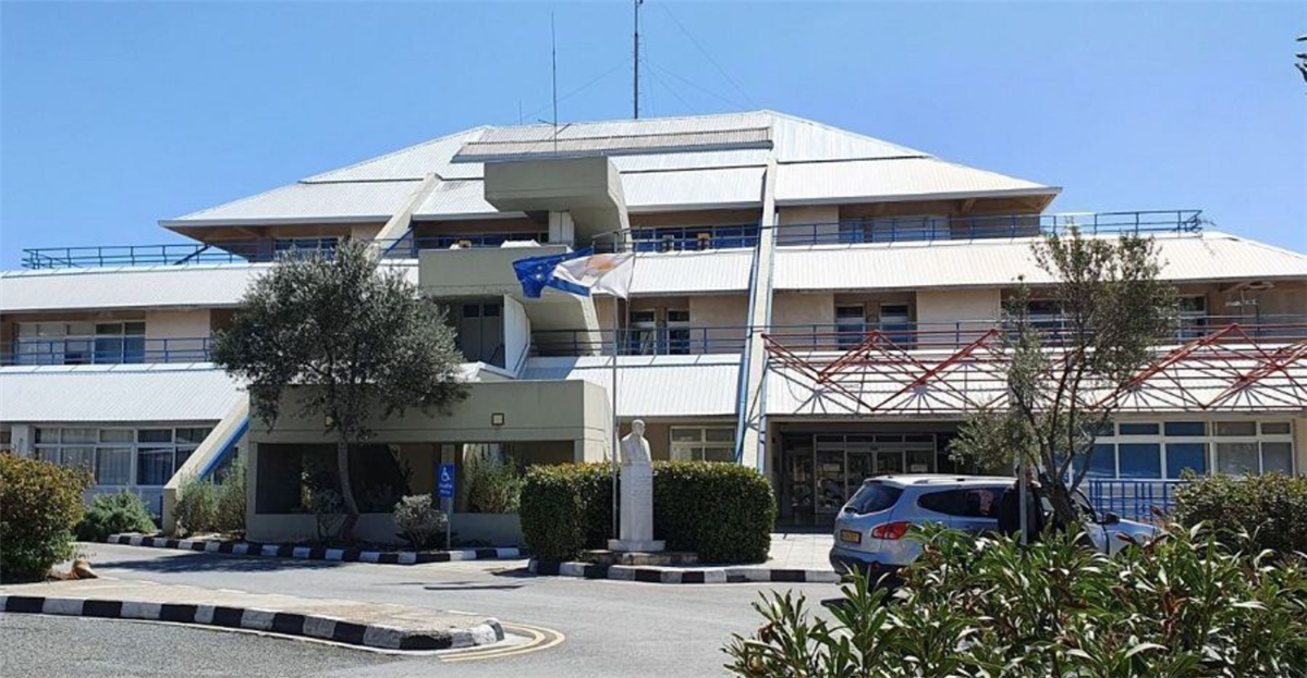 Εκτός λειτουργίας τα ψυγεία του νεκροτομείου: Νεκροί, δυσοσμία και παρέμβαση Υπουργού Υγείας - Βίντεο