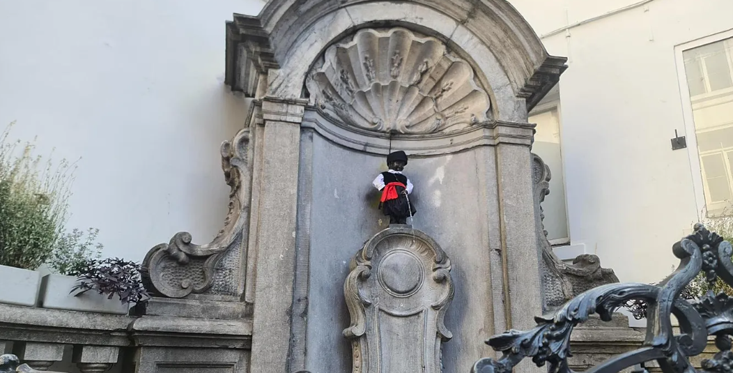 Με κυπριακή βράκα το διασημότερο μνημείο των Βρυξελλών