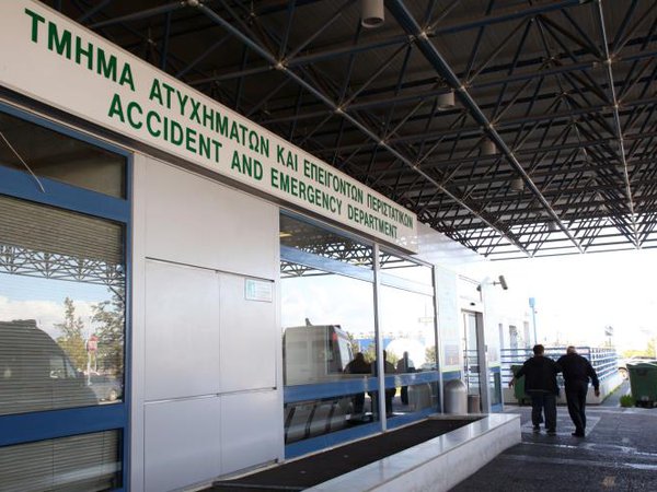 Όχημα πήγε ευθεία σε κυκλικό κόμβο και έσπασε το κιγκλίδωμα – Τρεις νεαροί τραυματίστηκαν και μεταφέρθηκαν στο νοσοκομείο