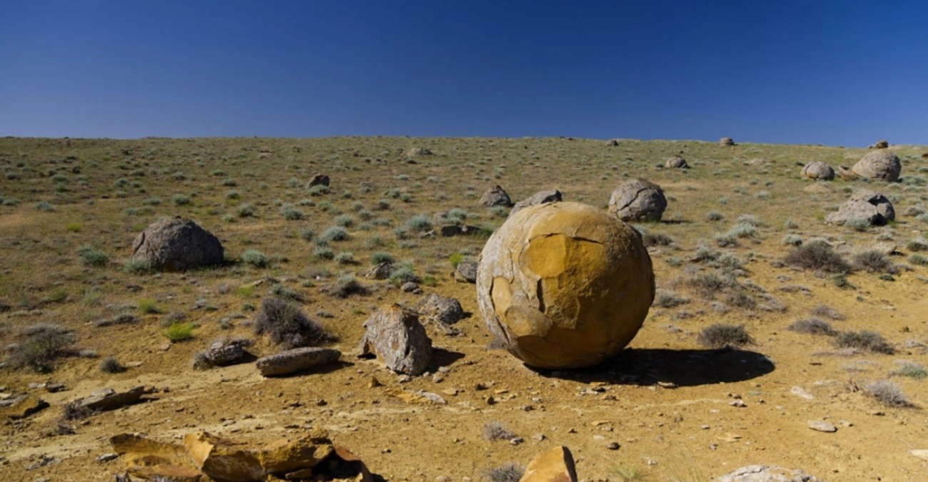 Μυστήριο στο Καζακστάν: Τι κρύβεται πίσω από τις χιλιάδες τέλειες πέτρες στη μέση της ερήμου