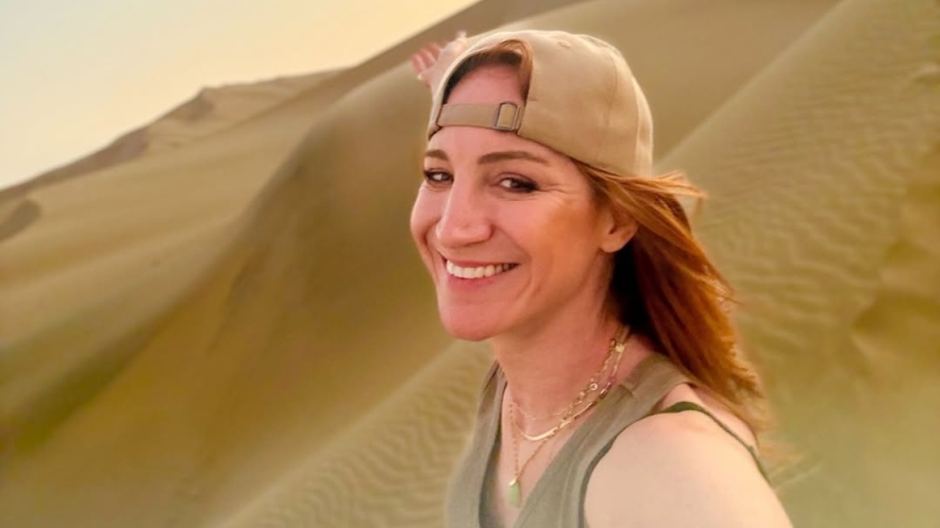 &Eta; &Sigma;&tau;&epsilon;&phi;&alpha;&nu;ί&alpha; &Gamma;&omicron;&upsilon;&lambda;&iota;ώ&tau;&eta; &tau;&alpha;&xi;ί&delta;&epsilon;&psi;&epsilon; &sigma;&tau;&omicron; &Pi;&epsilon;&rho;&omicron;ύ, &omicron;&iota; &phi;&omega;&tau;&omicron;&gamma;&rho;&alpha;&phi;ί&epsilon;&sigmaf; &sigma;&tau;&eta;&nu; ό&alpha;&sigma;&eta; &Chi;&omicron;&upsilon;&alpha;&kappa;&alpha;&tau;&sigma;ί&nu;&alpha;