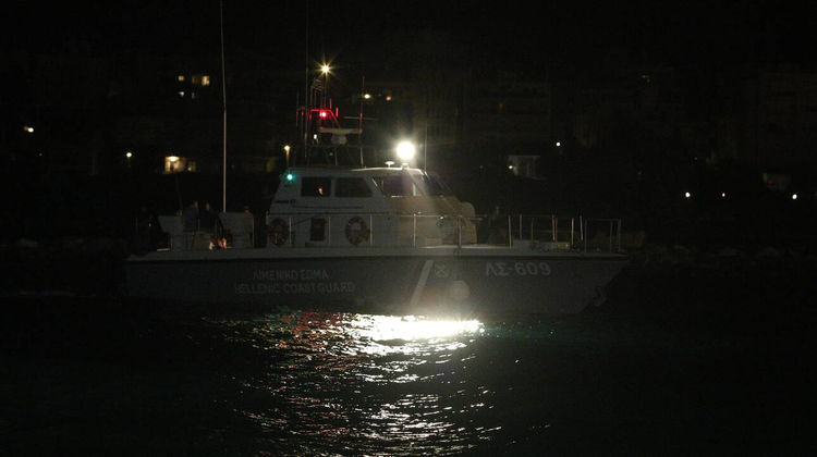 Συναγερμός στο ΚΣΕΔ: Ακυβέρνητο σκάφος προσέκρουσε σε βράχια – Στήθηκε επιχείρηση διάσωσης