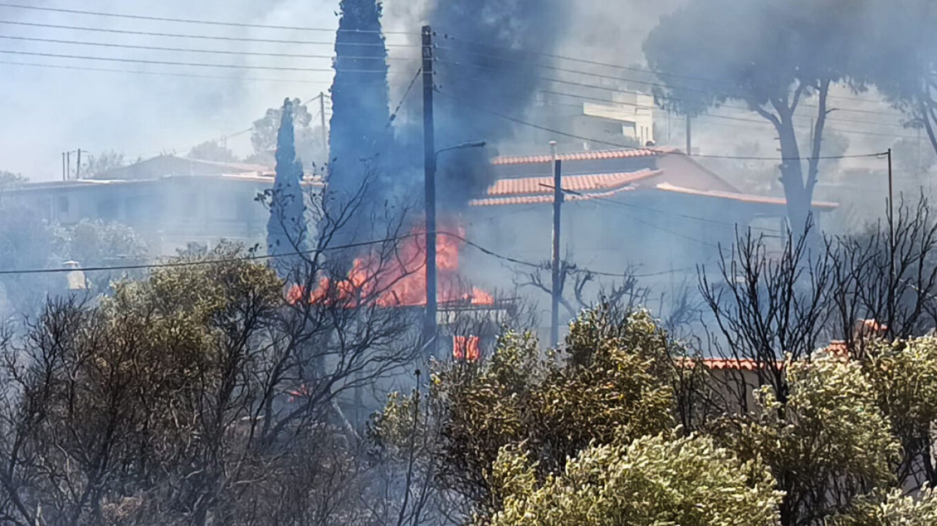 Μεγάλη φωτιά στην Παλαιά Φώκαια: Καίγονται σπίτια, αλλεπάλληλα μηνύματα από το 112