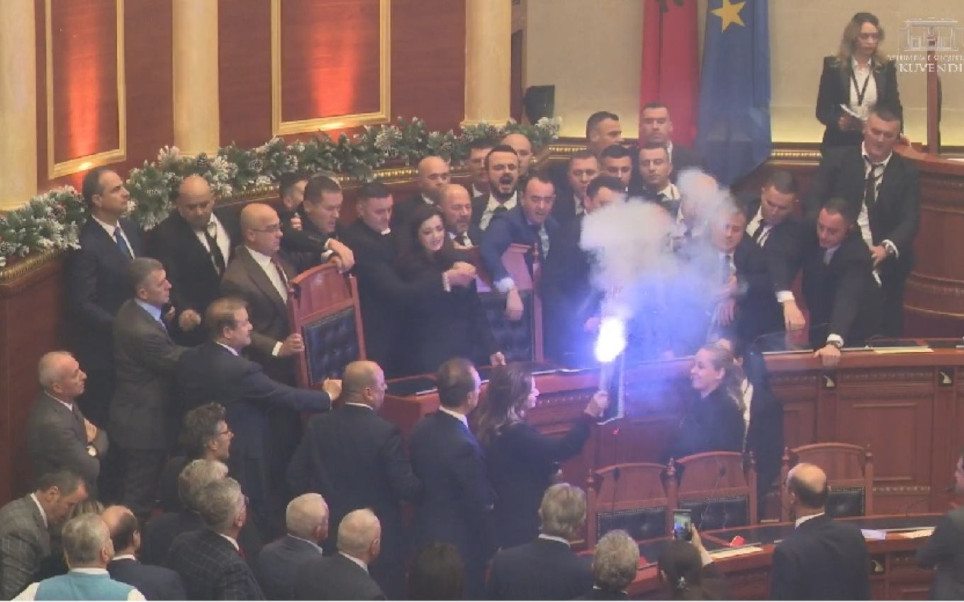 Μπάχαλο στο κοινοβούλιο της Αλβανίας – Βουλευτές πιάστηκαν στα χέρια, άναψαν καπνογόνα και πέταξαν νερά