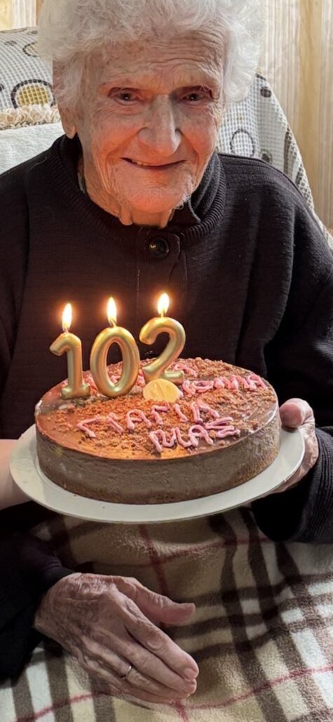 Συγκίνηση στην Πάφο: Η γιαγιά Κατίνα έκλεισε τα 102 και μας θύμισε τι σημαίνει οικογένεια – Απέκτησε 23 δισέγγονα