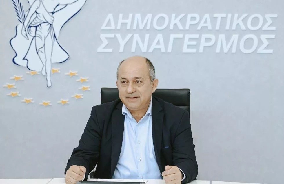 Καλεί την Κυβέρνηση να βγει από την αδράνεια και να εξετάσει τις προτάσεις για συμβασιούχους αστυνομικούς