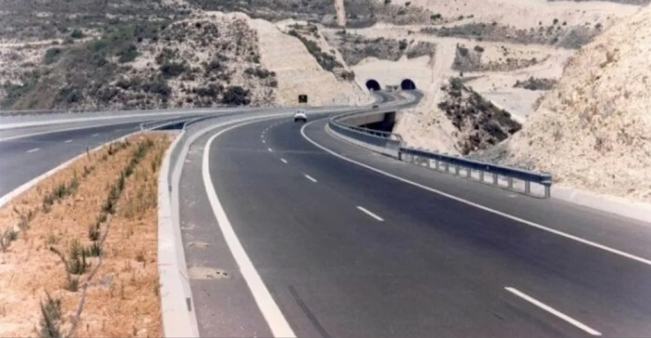 Μυστήριο με εγκαταλελειμμένο όχημα στον αυτοκινητόδρομο – Η αλήθεια πίσω από τις εικόνες που ανησύχησαν τους οδηγούς