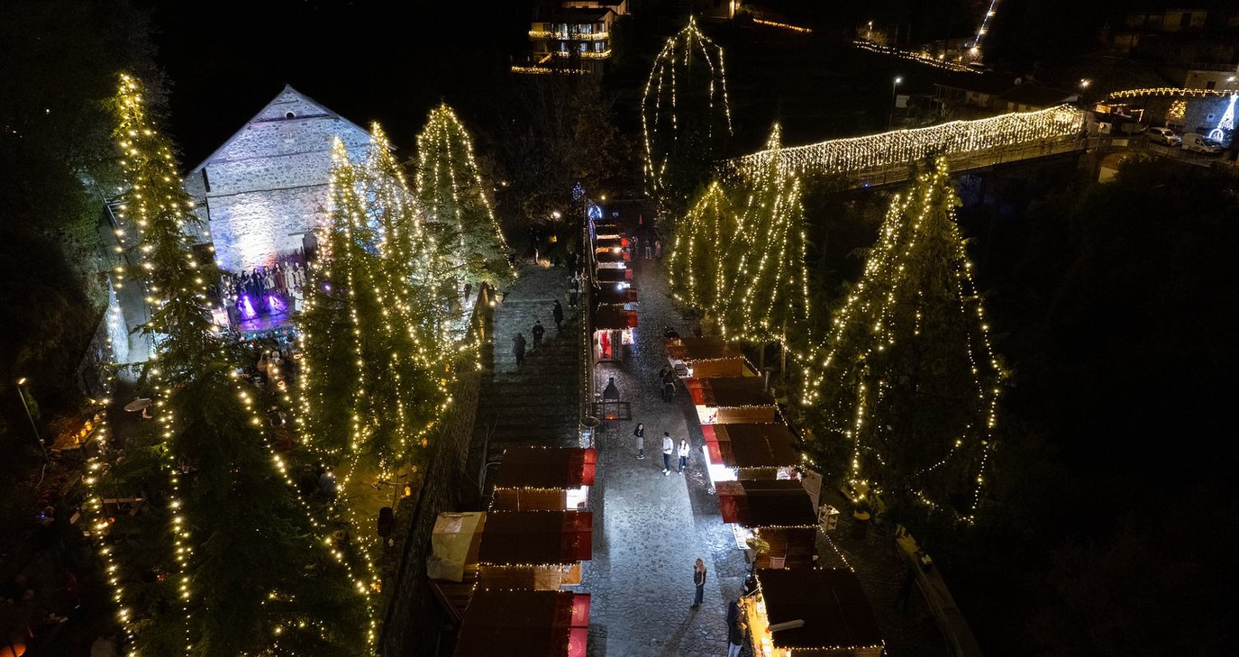 Με χιλιάδες φωτάκια «ντύνεται» ο Καλοπαναγιώτης