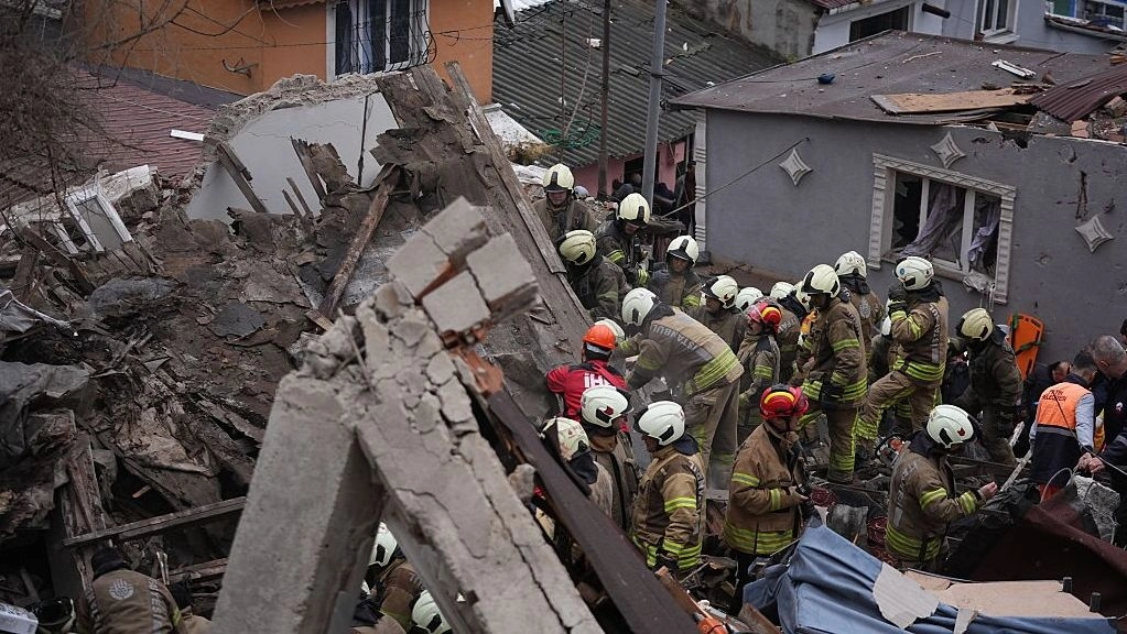 &Sigma;&upsilon;&gamma;&kappa;&lambda;&omicron;&nu;&iota;&sigma;&tau;&iota;&kappa;έ&sigmaf; &epsilon;&iota;&kappa;ό&nu;&epsilon;&sigmaf;: &Alpha;&nu;&alpha;&sigma;ύ&rho;&theta;&eta;&kappa;&alpha;&nu; &epsilon;&pi;&tau;ά ά&tau;&omicron;&mu;&alpha; &alpha;&pi;ό &tau;&alpha; &epsilon;&rho;&epsilon;ί&pi;&iota;&alpha; &tau;&omega;&nu; &kappa;&tau;&eta;&rho;ί&omega;&nu; &sigma;&tau;&eta;&nu; &Kappa;&omega;&nu;&sigma;&tau;&alpha;&nu;&tau;&iota;&nu;&omicron;ύ&pi;&omicron;&lambda;&eta;, &delta;ύ&omicron; &pi;&alpha;&gamma;&iota;&delta;&epsilon;&upsilon;&mu;έ&nu;&omicron;&iota;