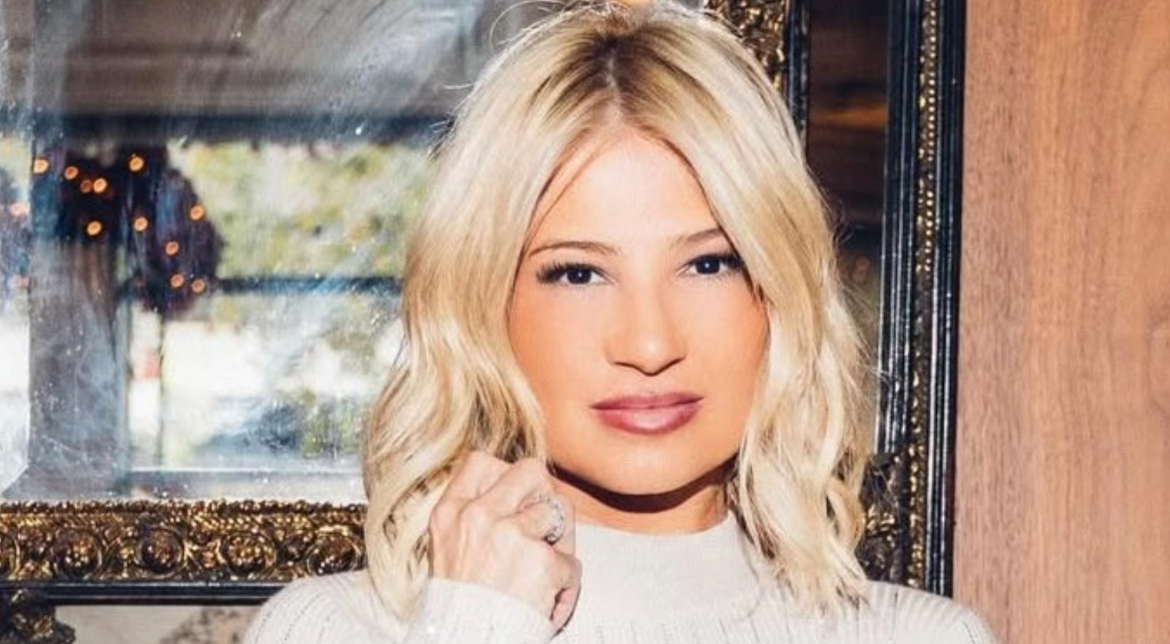 &Phi;&alpha;ί&eta; &Sigma;&kappa;&omicron;&rho;&delta;ά: &Pi;&alpha;&nu;&tau;&rho;&epsilon;ύ&epsilon;&tau;&alpha;&iota; &tau;&omicron;&nu; &sigma;ύ&nu;&tau;&rho;&omicron;&phi;&omicron; &tau;&eta;&sigmaf; &Alpha;&lambda;έ&xi;&alpha;&nu;&delta;&rho;&omicron; &Alpha;&theta;&alpha;&nu;&alpha;&sigma;&iota;ά&delta;&eta; - &Phi;&omega;&tau;&omicron;&gamma;&rho;&alpha;&phi;ί&alpha;