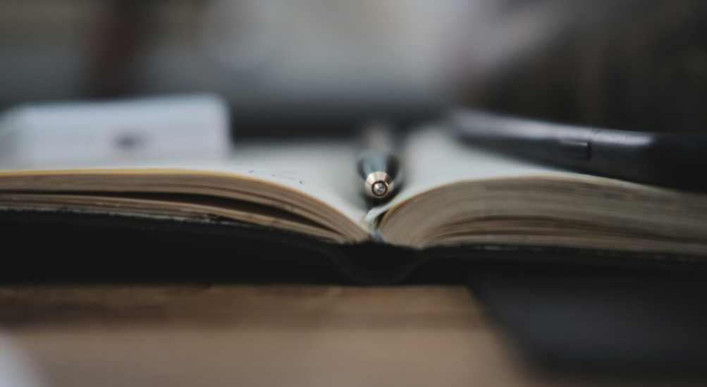 &Alpha;&pi;ί&sigma;&tau;&epsilon;&upsilon;&tau;&eta; &iota;&sigma;&tau;&omicron;&rho;ί&alpha;: &laquo;&Gamma;έ&lambda;&alpha;&sigma;&epsilon; &eta; &tau;ύ&chi;&eta;&raquo; &sigma;&epsilon; 72&chi;&rho;&omicron;&nu;&omicron; - &Beta;&rho;ή&kappa;&epsilon; &xi;&epsilon;&chi;&alpha;&sigma;&mu;έ&nu;&omicron; &beta;&iota;&beta;&lambda;&iota;ά&rho;&iota;&omicron; &kappa;&alpha;&iota; &kappa;έ&rho;&delta;&iota;&sigma;&epsilon;&hellip; 50.000 &epsilon;&upsilon;&rho;ώ