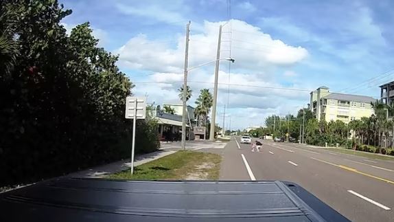 &Sigma;&upsilon;&gamma;&kappa;&lambda;&omicron;&nu;&iota;&sigma;&tau;&iota;&kappa;ό video: Ά&nu;&tau;&rho;&alpha;&sigmaf; &sigma;ώ&zeta;&epsilon;&iota; &delta;ύ&omicron; &nu;ή&pi;&iota;&alpha; &pi;&omicron;&upsilon; &pi;&epsilon;&rho;&pi;&alpha;&tau;&omicron;ύ&sigma;&alpha;&nu; &sigma;&epsilon; &pi;&omicron;&lambda;&upsilon;&sigma;ύ&chi;&nu;&alpha;&sigma;&tau;&omicron; &delta;&rho;ό&mu;&omicron; &sigma;&tau;&iota;&sigmaf; &Eta;&Pi;&Alpha;