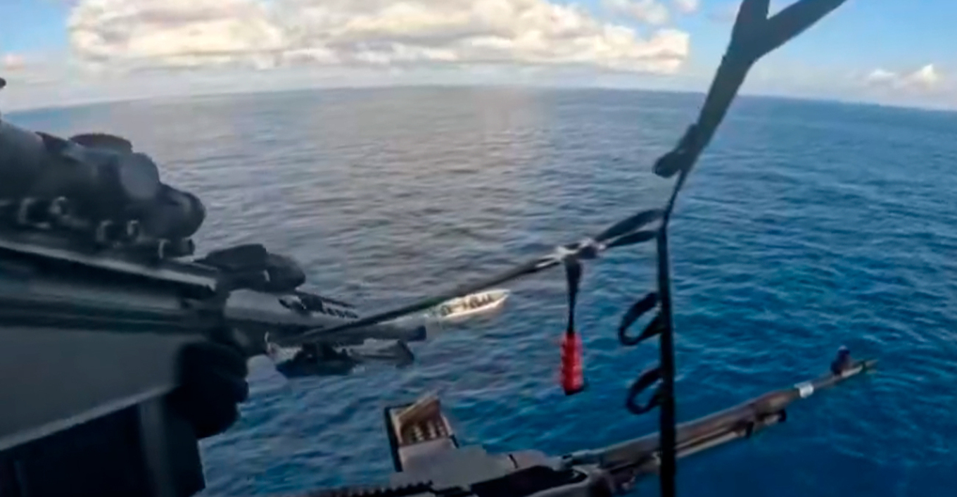 Σκοπευτής της Ακτοφυλακής των ΗΠΑ πυροβολεί με φοβερή ακρίβεια ταχύπλοο με κοκαΐνη στον Ειρηνικό