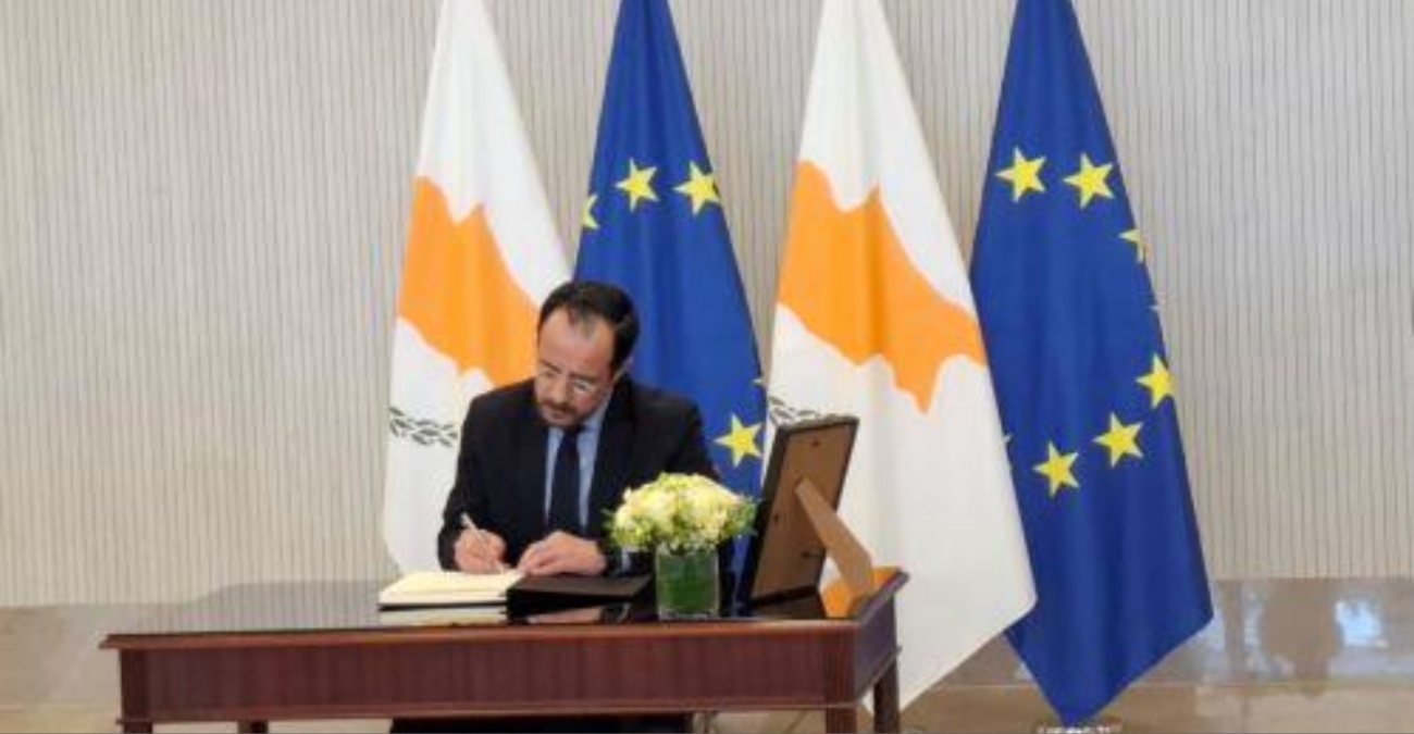 Η Πολιτεία τιμά τον Γιώργο Βασιλείου – Υπέγραψαν το βιβλίο συλλυπητηρίων ΠτΔ και Υπουργοί