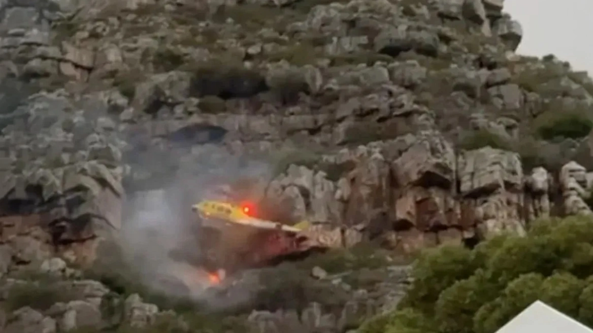 Τραγωδία: Συνετρίβη ελικόπτερο στην προσπάθεια να του να σβήσει φωτιά - Δείτε βίντεο