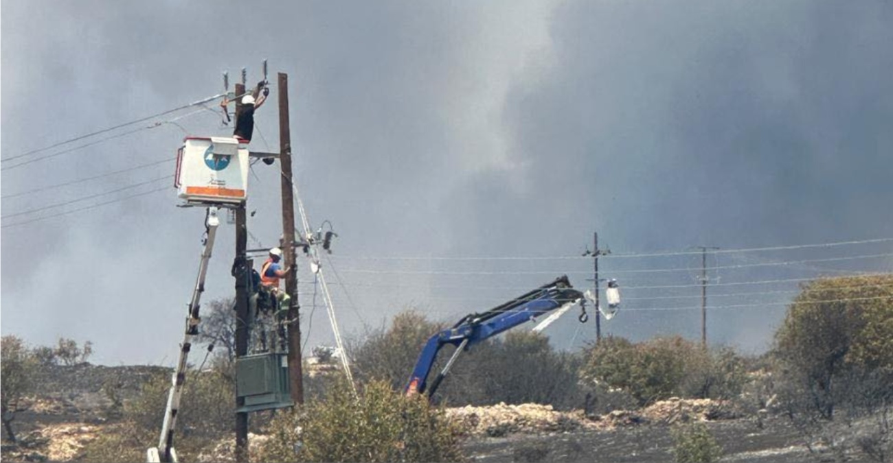 Αγώνας δρόμου για την αποκατάσταση ρεύματος στις πυρόπληκτες περιοχές