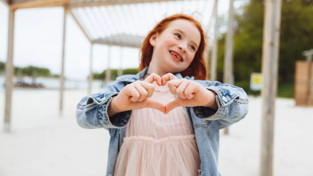 &Eta; &phi;&rho;&omicron;&nu;&tau;ί&delta;&alpha; &tau;&eta;&sigmaf; &kappa;&alpha;&rho;&delta;&iota;ά&sigmaf; &xi;&epsilon;&kappa;&iota;&nu;ά &alpha;&pi;ό &tau;&eta;&nu; &pi;&alpha;&iota;&delta;&iota;&kappa;ή &eta;&lambda;&iota;&kappa;ί&alpha; &ndash; &Omicron;&iota; &sigma;&upsilon;&nu;ή&theta;&epsilon;&iota;&epsilon;&sigmaf; &pi;&omicron;&upsilon; &tau;&eta;&nu; &pi;&rho;&omicron;&sigma;&tau;&alpha;&tau;&epsilon;ύ&omicron;&upsilon;&nu;