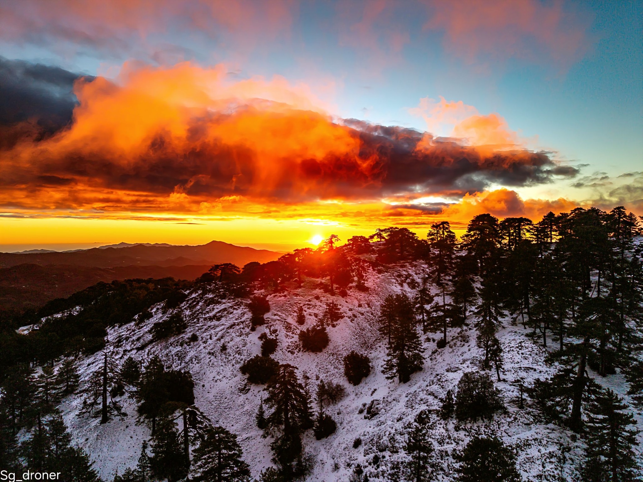 Η μαγική ανατολή ηλίου στο χιονισμένο Τρόοδος