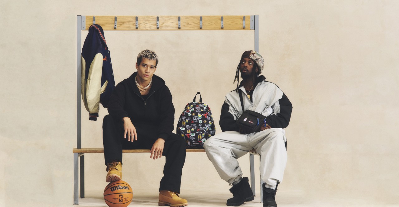 NBA x EASTPAK: &Eta; Eastpak &sigma;&omicron;&upsilon;&tau;ά&rho;&epsilon;&iota; &kappa;&alpha;&iota; &sigma;&kappa;&omicron;&rho;ά&rho;&epsilon;&iota; &mu;&epsilon; &tau;&eta; &sigma;&upsilon;&nu;&epsilon;&rho;&gamma;&alpha;&sigma;ί&alpha; &tau;&eta;&sigmaf; &mu;&epsilon; &tau;&omicron; NBA