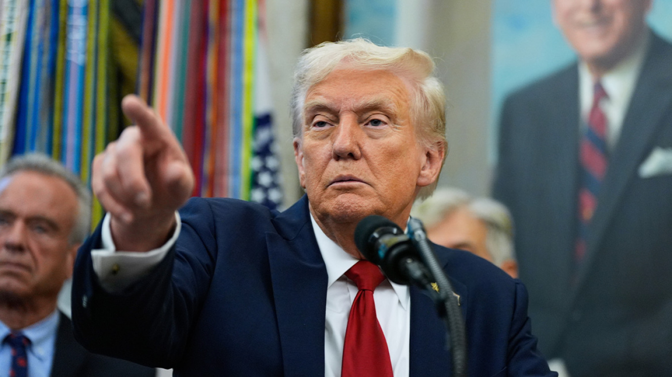 Έ&pi;&epsilon;&sigma;&alpha;&nu; &omicron;&iota; &upsilon;&pi;&omicron;&gamma;&rho;&alpha;&phi;έ&sigmaf; &gamma;&iota;&alpha; &tau;&omicron; &laquo;&Sigma;&upsilon;&mu;&beta;&omicron;ύ&lambda;&iota;&omicron; &Epsilon;&iota;&rho;ή&nu;&eta;&sigmaf;&raquo; - &Tau;&rho;&alpha;&mu;&pi;: Ό&lambda;&omicron;&iota; &theta;έ&lambda;&omicron;&upsilon;&nu; &nu;&alpha; &gamma;ί&nu;&omicron;&upsilon;&nu; &mu;έ&lambda;&eta;