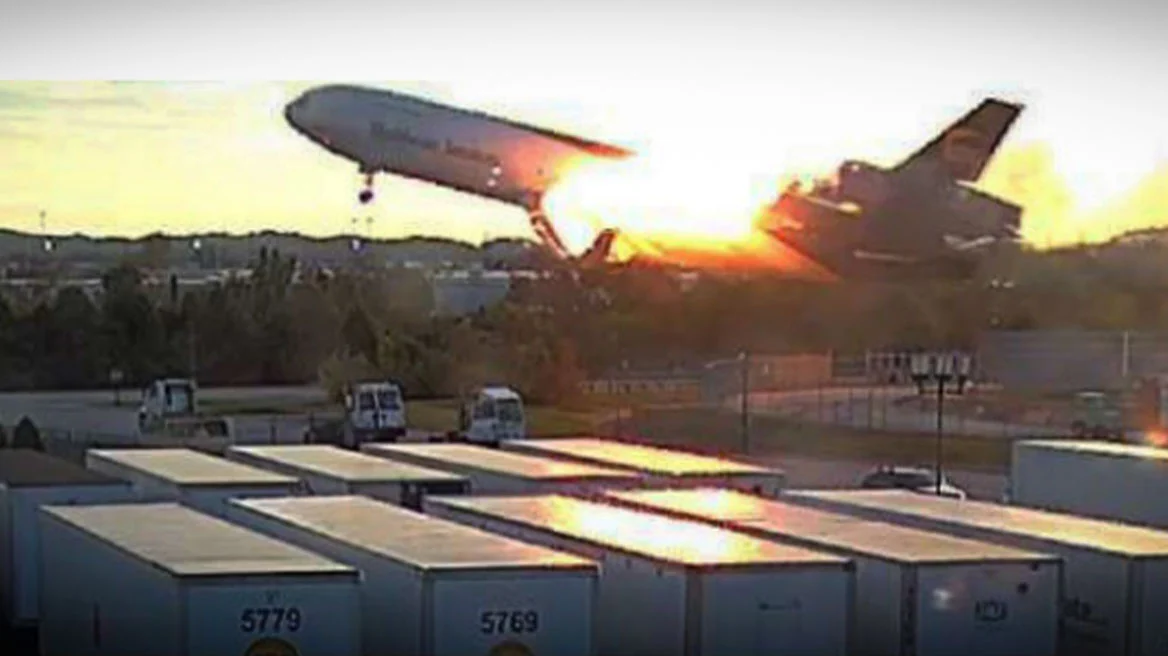Σοκαριστικές φωτογραφίες από τη στιγμή που ο κινητήρας του αεροσκάφος της UPS αποσπάται λίγα δευτερόλεπτα πριν συντριβεί στο Κεντάκι