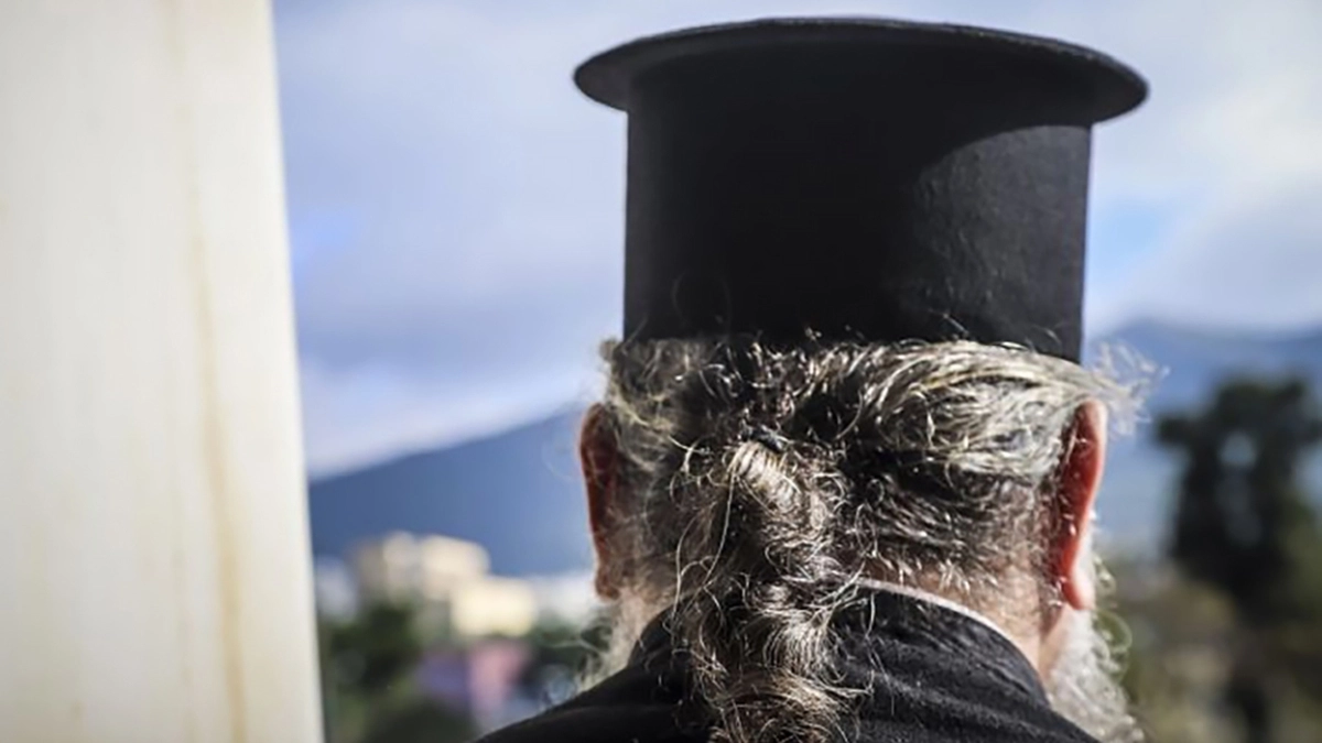 &Iota;&epsilon;&rho;έ&alpha;&sigmaf; &beta;&rho;ή&kappa;&epsilon; &nu;&epsilon;&alpha;&rho;ό &zeta;&epsilon;&upsilon;&gamma;ά&rho;&iota; &sigma;&epsilon; &epsilon;&rho;&omega;&tau;&iota;&kappa;έ&sigmaf; &pi;&epsilon;&rho;&iota;&pi;&tau;ύ&xi;&epsilon;&iota;&sigmaf; &mu;έ&sigma;&alpha; &sigma;&epsilon; &pi;&alpha;&rho;&epsilon;&kappa;&kappa;&lambda;ή&sigma;&iota;: &Eta; &kappa;ί&nu;&eta;&sigma;&eta; &mu;&epsilon; &tau;&alpha; 100 &epsilon;&upsilon;&rho;ώ &pi;&omicron;&upsilon; ά&phi;&eta;&sigma;&epsilon; &tau;&omicron;&upsilon;&sigmaf; &pi;ά&nu;&tau;&epsilon;&sigmaf; ά&phi;&omega;&nu;&omicron;&upsilon;&sigmaf;